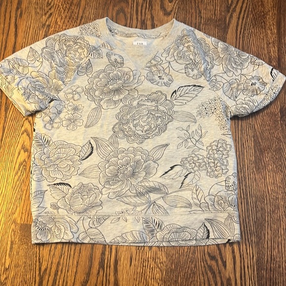 🐘LIKE NEW SHORT SLEEVE SWEATSHIRT🐘 - Picture 1 of 2